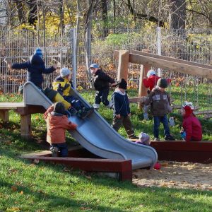 Kleinkinderspielplatz mit Rutsche